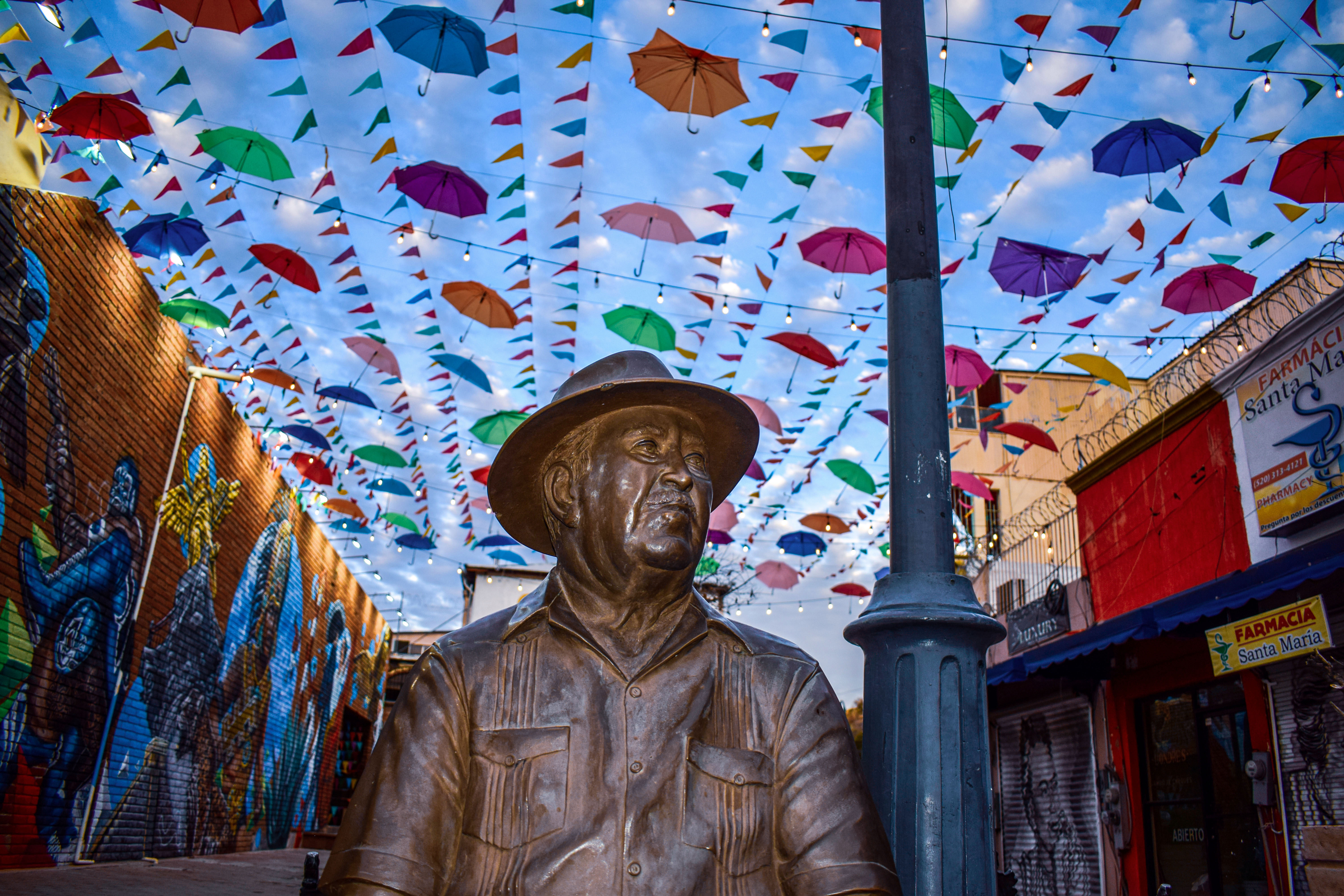 nogales nuevo/Escultura de escritor Oscar Monroy Rivera en Plaza Ochoa.jpg